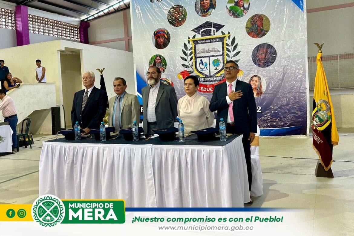 La Unidad Educativa 15 de Noviembre de la parroquia Shell, celebró el acto de Graduación de los estudiantes de Tercero de Bachillerato